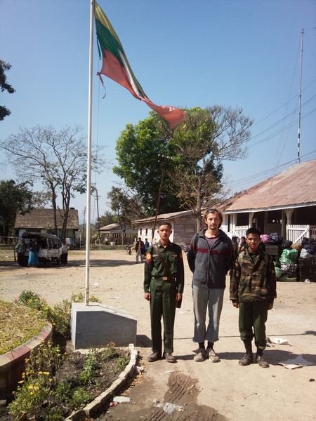 Oficiální foto s myanmarskou armádou.