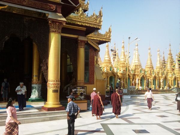 Myanmarem s mobilem v ruce – fotografie 129