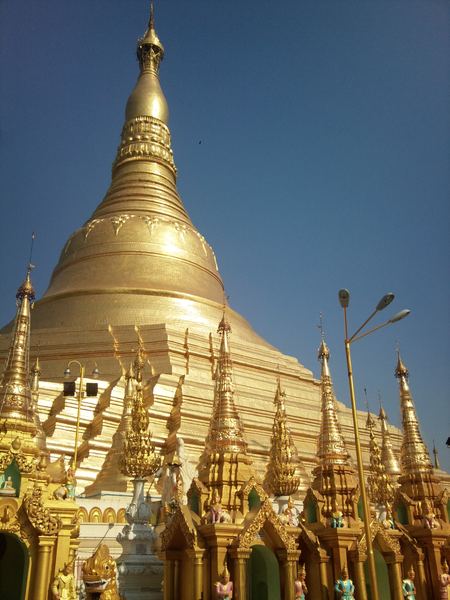 Myanmarem s mobilem v ruce – fotografie 133