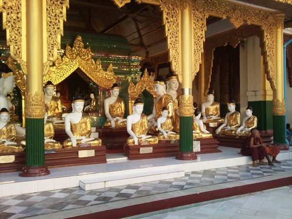 Myanmarem s mobilem v ruce – fotografie 135