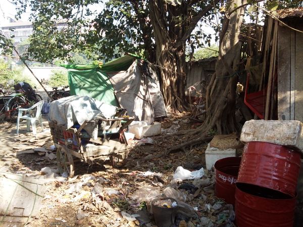 Myanmarem s mobilem v ruce – fotografie 139