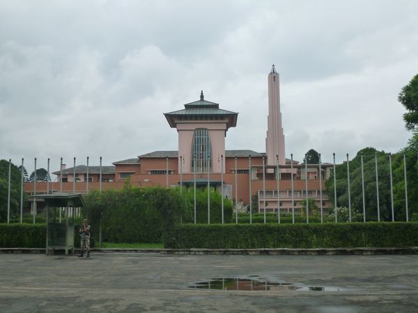 Bývalý královský palác Narayanhiti slouží od roku 2006 jako muzeum. V roce 2001 zde proběhl masakr, kdy zemřelo 10 členů královské rodiny.