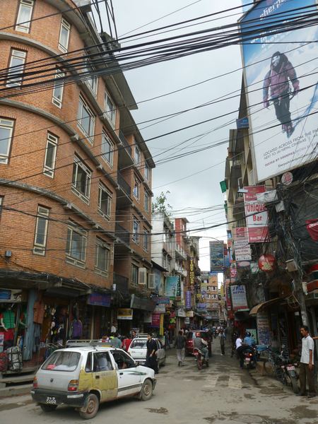 Za turistické centrum města je považována čtvrť Thamel, která nabízí zejména obchůdky s nejrůznějšími čínskými napodobeninami.