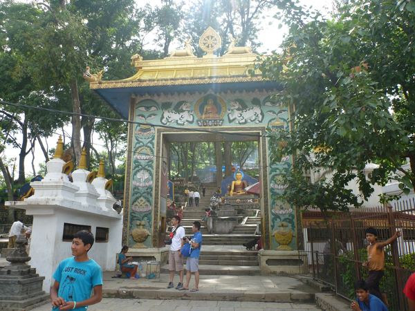 Vstupní brána do komplexu Swayambhunath a 365 schodů vedoucích na vrchol hory.