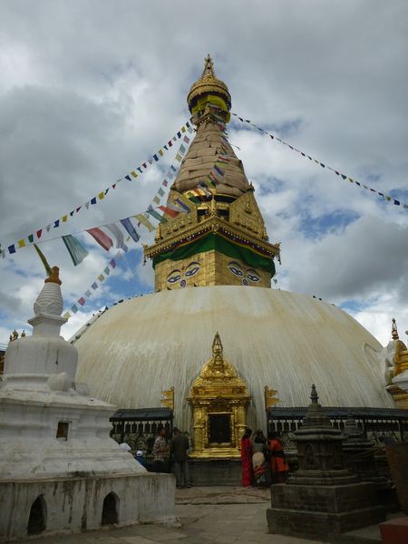 Nejdůležitější stavbou areálu je Swayambhunath stupa, která je považována za jedno z nejsvatějších buddhistických míst v Nepálu.