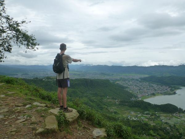 Pokhara a přilehé jezero Phewa.