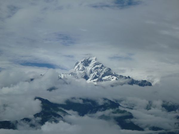 Machapuchare neboli "Fish Tail" (6993 m.n.m.) je považována za svatou hrou (zasvěcená bohu Šívovi) a tím pádem je zakázáno na ni lézt.