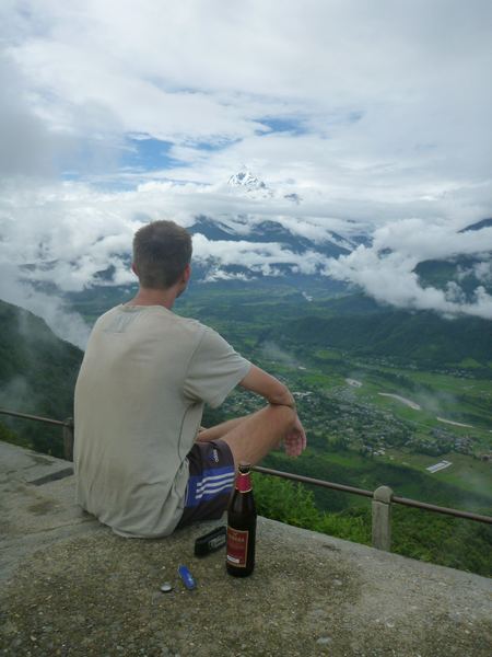 S pivem v ruce si tedy vychutnáváme pohled na Annapurny.