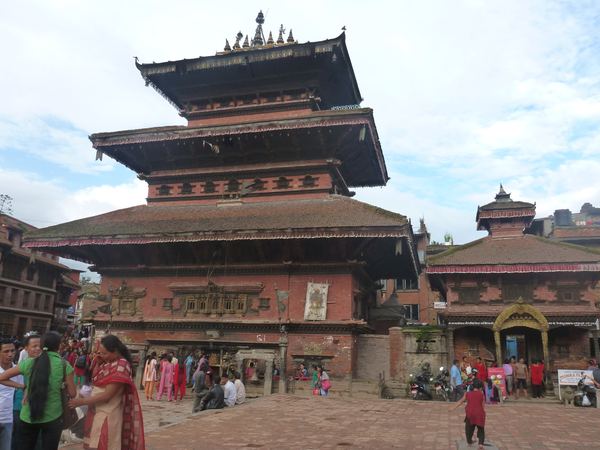 Ozdobou náměstí je i chrám Bhairavnath, který hostí pozlacenou bustu Bhairav, jeden z projevů boha Šivy. Pagoda byla v roce 1934 kvůli zemětřesení srovnána se zemí.