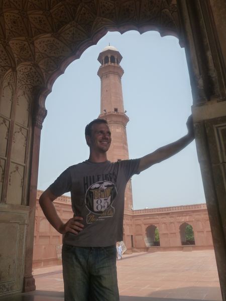 Mešita se pyšní čtyřmi velkými minarety (53 m) a čtyřmi malými. Pro lepší srovnání - minarety u Taj Mahalu jsou o 4 metry nižší.