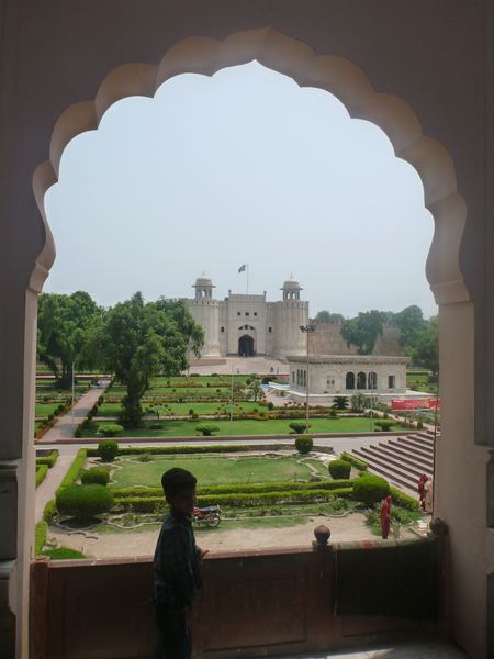 Pohled na Lahore Fort z nádvoří mešity.