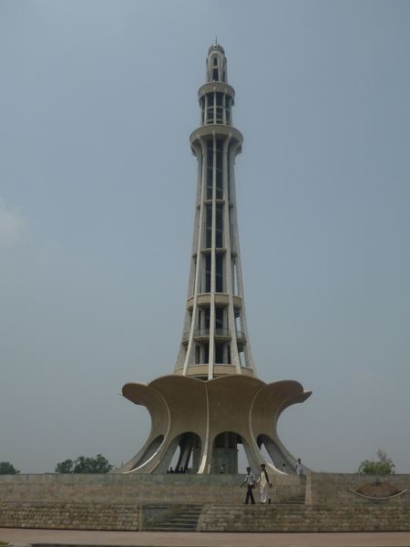 Minar-e-Pakistan (někdy také nazýván jako Eiffelova věž Pákistánu) je 62 metrů vysoký monument postavený na památku vytvoření vlastního muslimského státu na indickém subkontinentu.