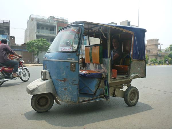 Další den vyrážíme na obhlídku Lahore. Po městě se tak necháváme vozit více než 30 let starým tuk-tukem italské výroby.