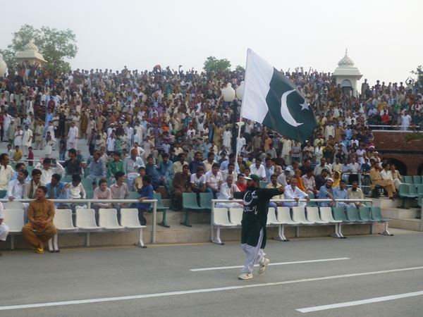 Za hlasitého skandování "Pakistan Zindabad" (v překladu "Pákistán navěky") přichází jeden z cheerleaderů.