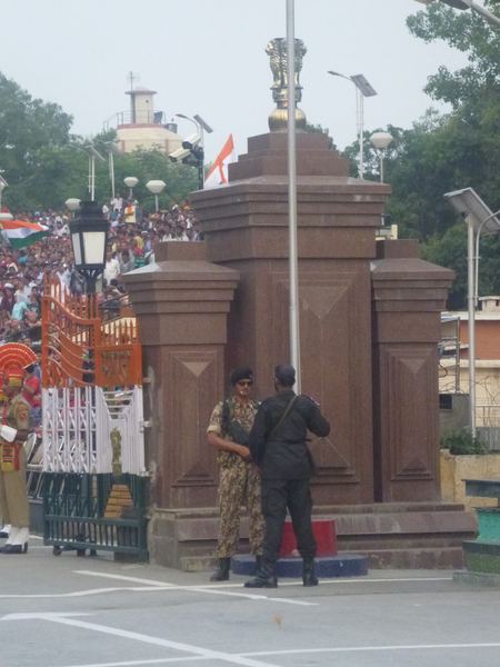 Přesně na hranici stojí v pozoru po jednom z Jawanů (na naší straně příslušník paramilitantní jednotky Pakistan Rangers).