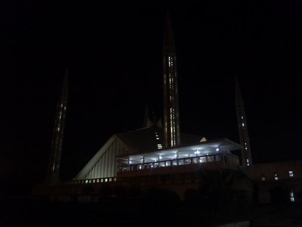 Její minarety dosahují výšky 88 metrů. Americká CIA se dokonce domnívala, že jde o odpalovací rampy pro rakety.