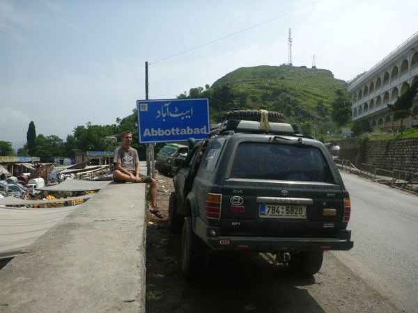 Karakoram Highway (KKH) neoficiálně začíná v Abbottabadu, městečku známém především díky Usámovi bin Ládinovi, který zde přišel o život.
