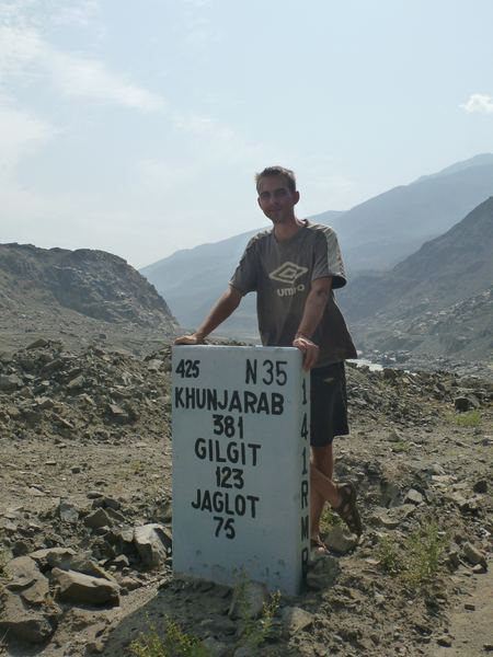 Na hranice s Čínou nám zbývá 381 km, což musíme (kvůli předem domluvené imigraci) zvládnout za 3 dny.
