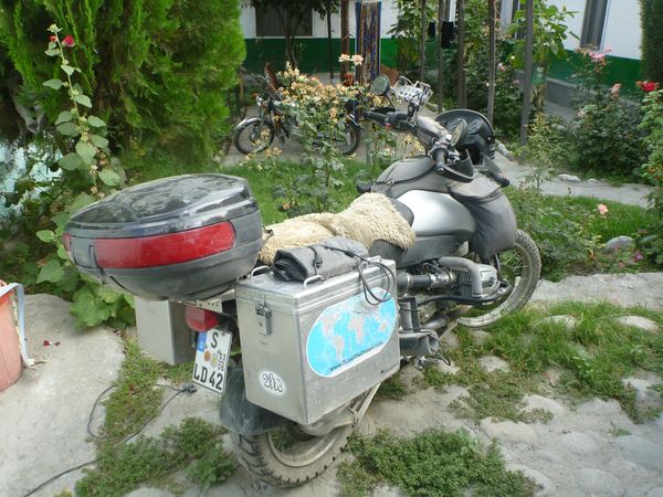Potkáváme zde i německý pár (Heike a Filippo), kteří cestují na motorkách z Evropy do Austrálie.