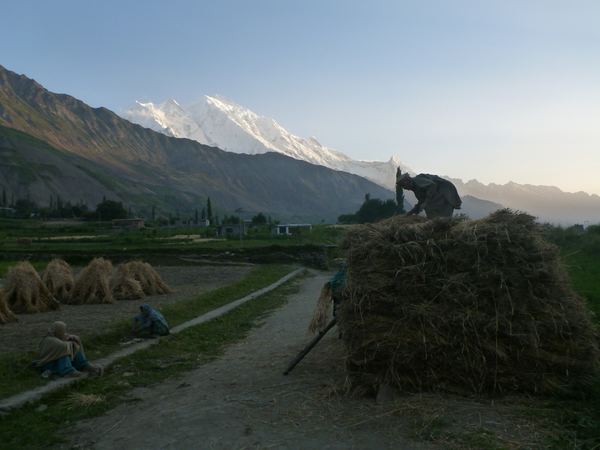 Je odtud velice pěkný pohled nejen na Rakaposhi (7 788m) - 27. nejvyšší horu světa ...