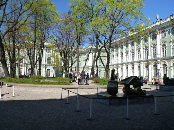 Nádvoří Zimního paláce se vstupem do Ermitáže.