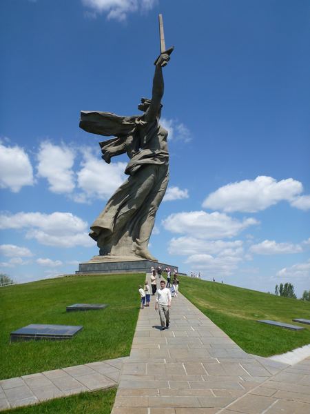 ...monumentální socha Matky Rusi...