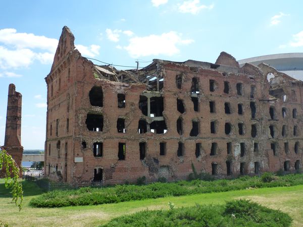 ...bývalý mlýn (paradoxně postaven Němci 1893) - památka, jak vypadalo město po boji.