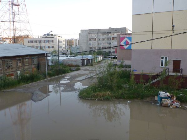 Pohled do ulice z ubytovny.
