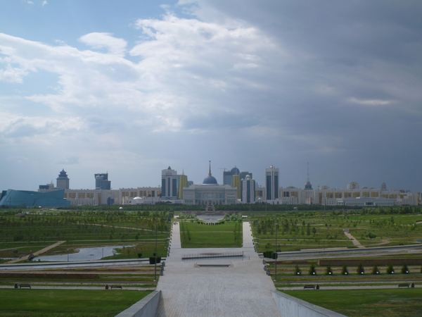 Pohled na prezidentský palác od pyramidy