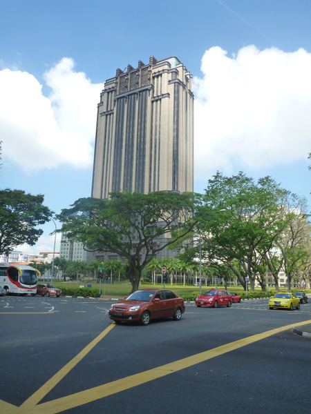 Parkview Square nabízí jedny z nejdražších kancelářských prostor v Singapuru. Kromě kanceláří se zda nechází také velvyslanectví Rakouska, Mongolska a Spojených arabských emirátů.