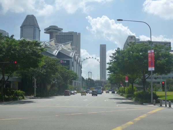 V dáli Singapore Flyer - největší vyhlídkové kolo na světě (165 m), v jehož těsné blízkosti se jezdí Singapore Grand Prix.