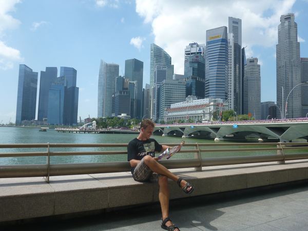 Marina Bay a obchodní centrum města. Ač má Singapur (po Macau a Monaku) třetí největší hustotu zalidnění na světě, je více než 50 % plochy pokryto zelení.