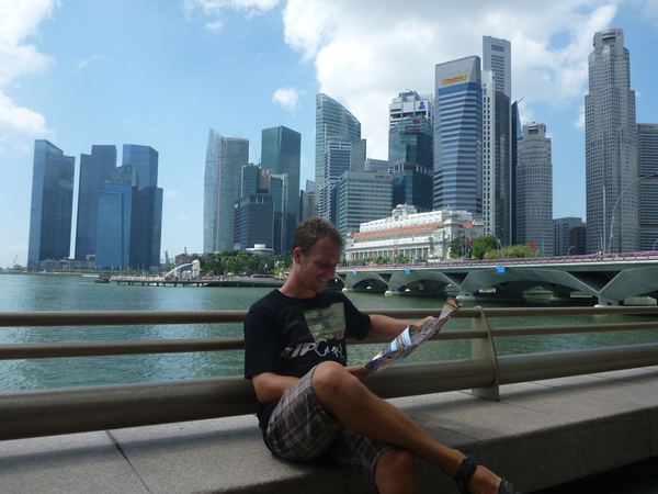 Vlevo od Yarina je vidět Merlion, symbol Singapuru.