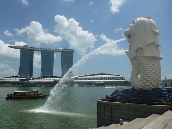 Pohled přes zátoku na komplex Marina Bay Sands.