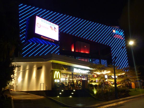 Na zábavním ostrově Sentosa, který byl dříve využíván jako vojenská pevnost, si lze vyzkoušet i indoor skydiving.