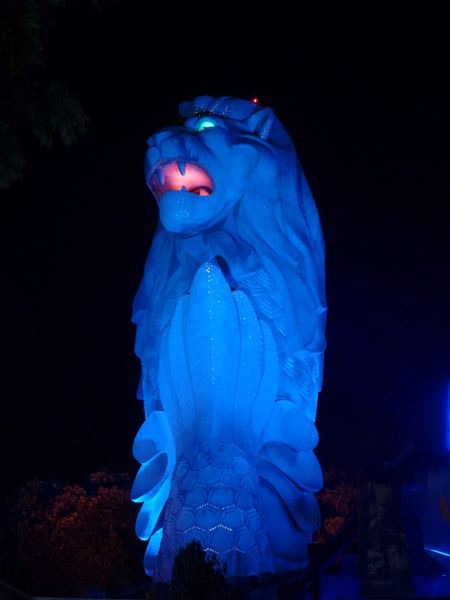 37 metrová verze Merlionu. Návštěvníci mohou vyjet výtahem až do jeho tlamy.