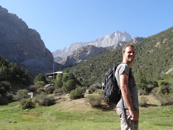 Yarin u horské chaty, která byla naším odrazovým můstkem pro výšlap (2200 m).