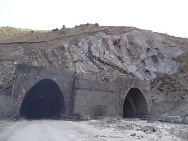 Cestou projíždíme nechvalně známým tunelem Anzob, kterému se také přezdívá tunel smrti.