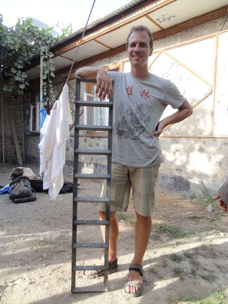 Jelikož nás v nejbližší době čeká průjezd pouští (a nechceme přijít o další spojku), necháváme si u místních kutilů vyrobit písečné žebříky.