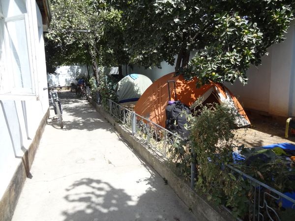 Levné ubytování nacházíme v guesthousu Adventurer's Inn. Protože většina cestovatelů čeká až se Pamír otevře, je tu přecpáno. Odsunujeme tedy pár stanů a zasazujeme se na zahradu i my.
