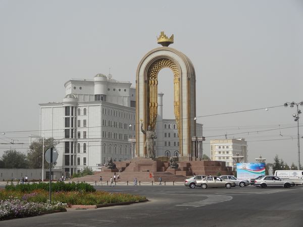 Monument Ismáíla Sámáního, tádžického otce národa. Je po něm pojmenovaná místní měna a dokonce i nejvyšší tádžická hora.