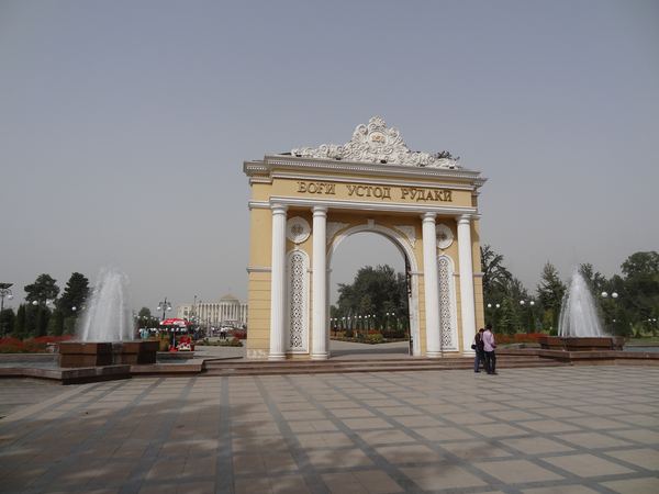 Rudaki Park postavený na počest básníkovi a zakladateli novoperské poezie.