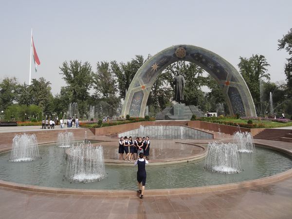 Rudaki (celým jménem Abu Abdollah Jafar ibn Mohammad Rudaki) má v parku i monument, který v roce 2008 nahradil sochu Lenina (tu naopak tádžická komunistická strana přesunula do jejich ústředí).