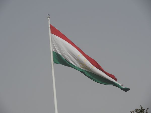Stožár vlajky dosahuje výšky 165 m, čímž Dušanbe v roce 2011 odsunulo ázerbájdžánský stožár (162 m) na druhé místo.