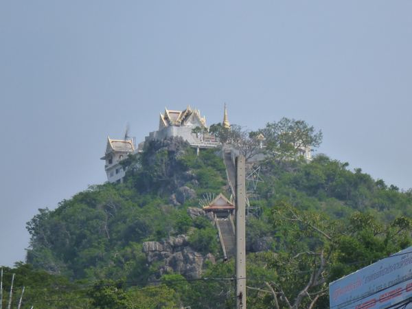 Na kraji města se nachází hora s chrámem (Wat Thammikaram), odkud je pěkný výhled nejen na město, ale také do nedalekého Myanmaru.