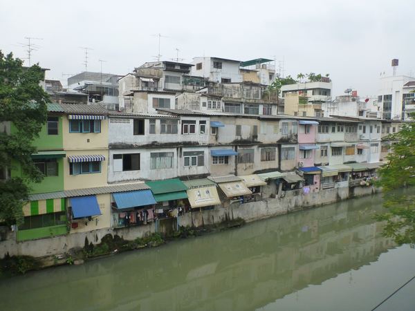 Bangkokem protéká řeka Chao Phraya, na kterou je navázaná celá síť kanálů. U jednoho z kanálů se na jednu noc ubytováváme.