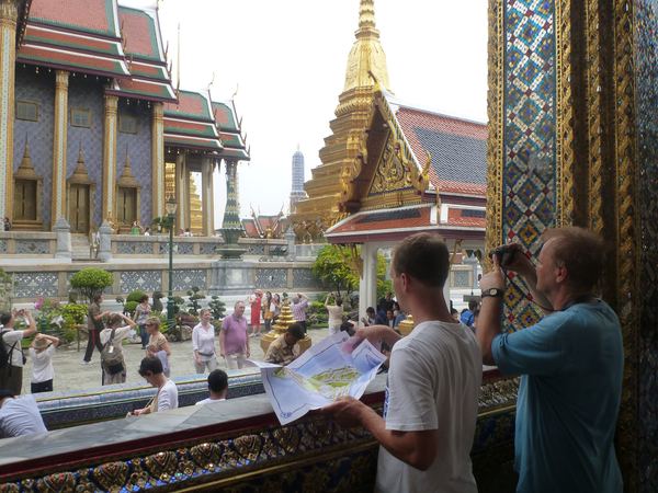 Celý komplex je jednou z největších aktrakcí v Bangkoku nejen pro zahraniční turisty ...
