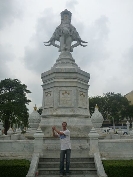Yarin pózující u monumentu Erawan - mytologického bílého slona.