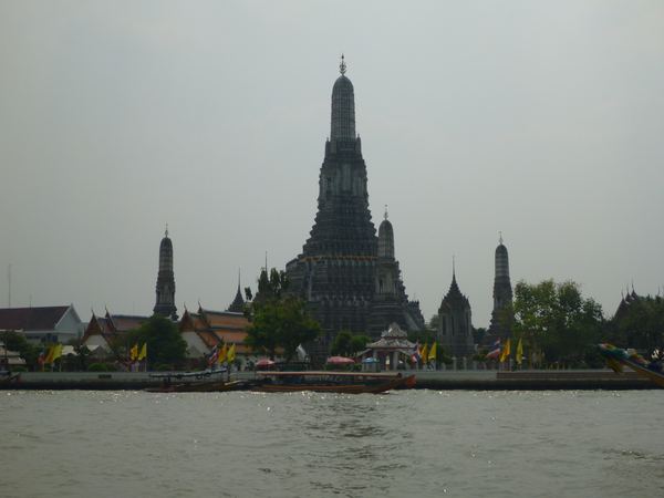 Wat Arun (neboli "chrám ranních červánků") patří mezi další z dominant Bangkoku.