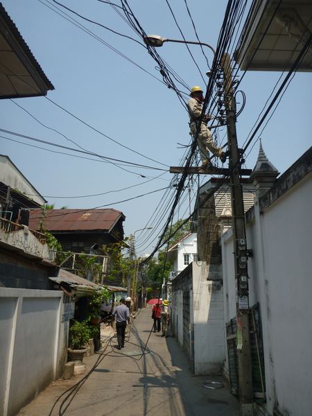 Opravář elektrického vedení tu ale nemá úplně jednoduché zaměstnání.